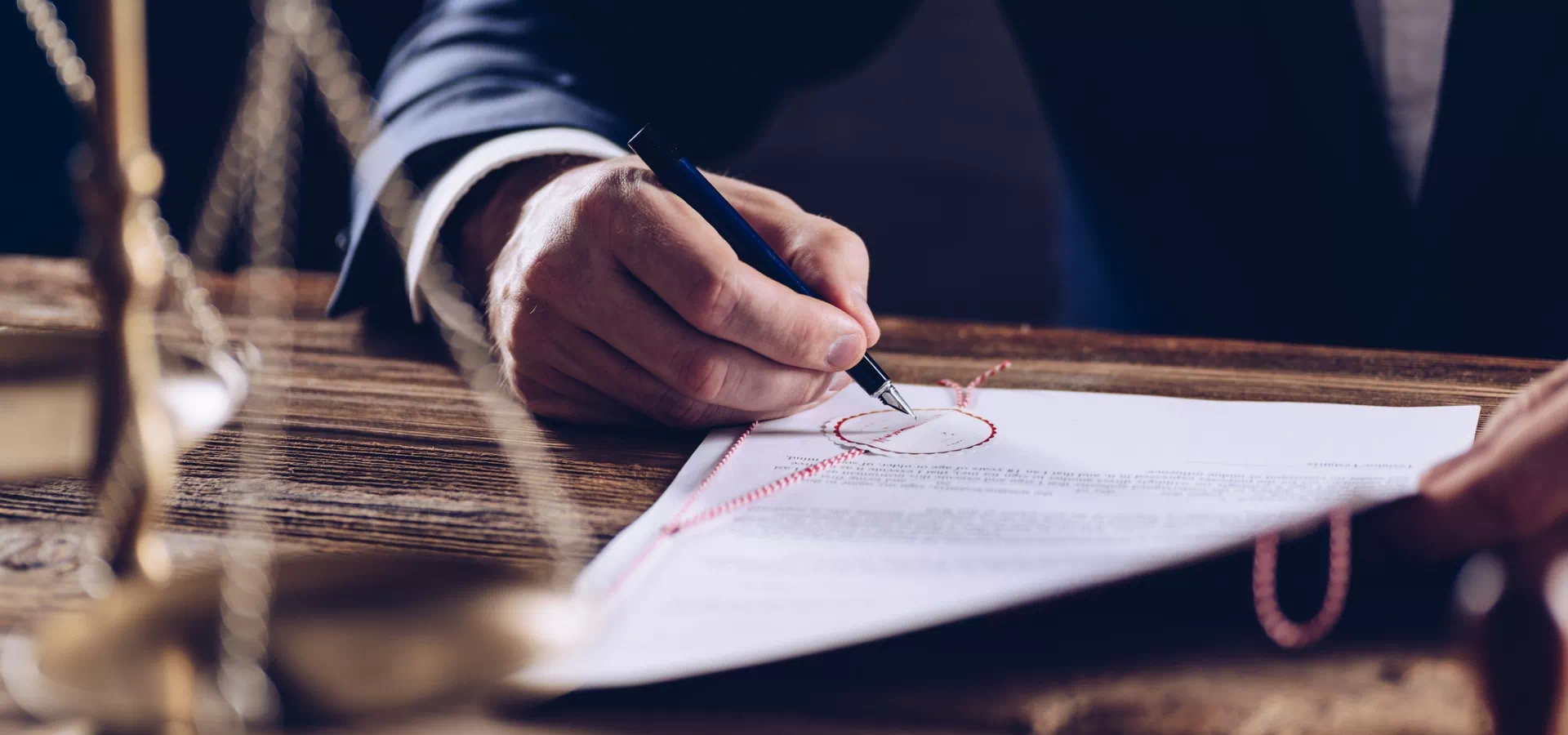 Notariusz podpisujący dokument